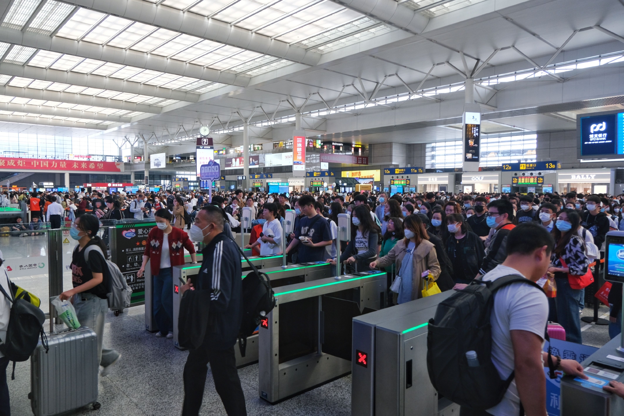 铁路上海站今日客流仍处高位，预计发送旅客53.6万人次