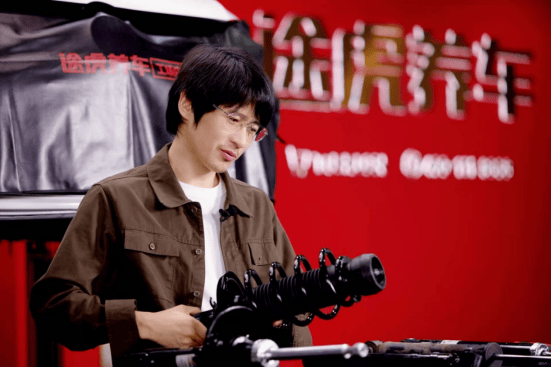 途虎养车官宣韩寒成为首位“专业形象大使”，诠释“专业途虎?养车靠谱” 第2张
