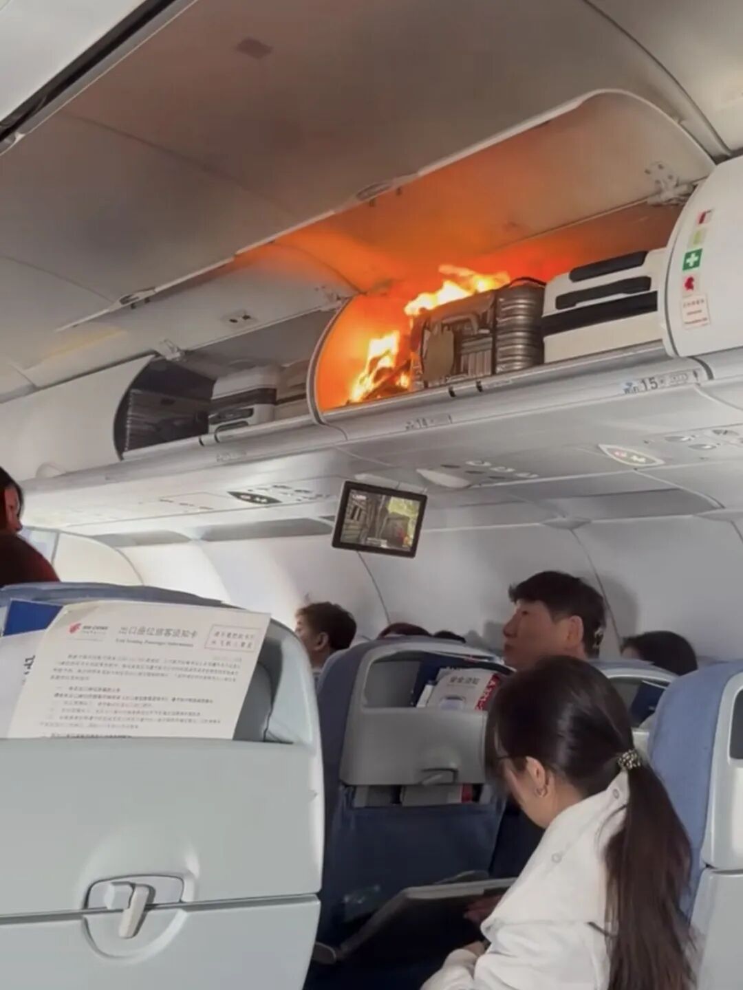 杭州飞韩国一航班因锂电池自燃备降,亲历者:客舱都是烟,行李架被熏黑 第1张 杭州飞韩国一航班因锂电池自燃备降,亲历者:客舱都是烟,行李架被熏黑 第1张