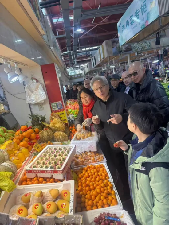 黄仁勋2026首度来华：逛上海菜市场还发红包 晚上参加年会 第1张