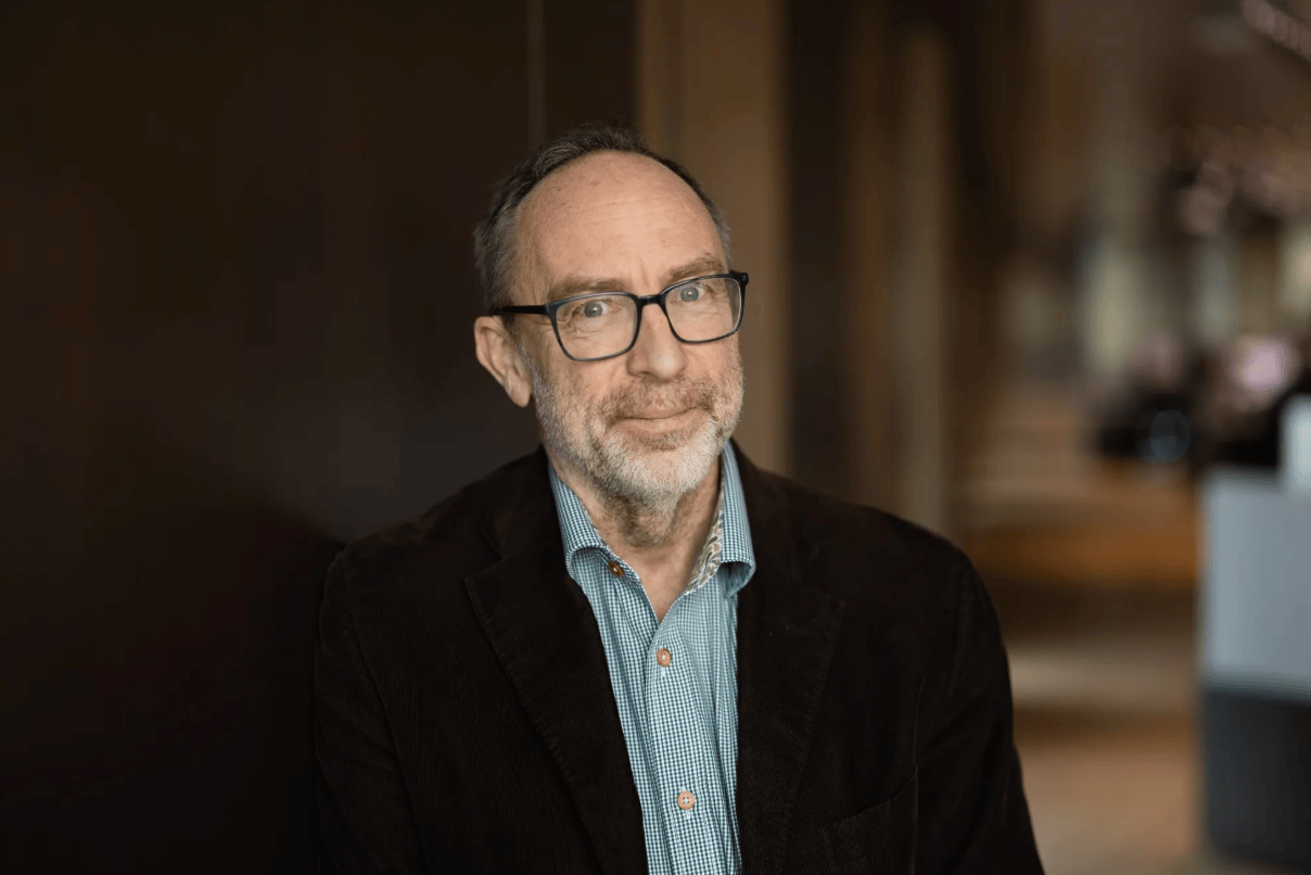 维基百科创始人回应AI竞争：马斯克的Grokipedia只是“拙劣模仿”