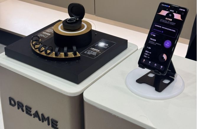 AI穿戴设备杀疯了!戒指测心率、眼镜当翻译,谁在争抢用户手腕手指? 第2张 AI穿戴设备杀疯了!戒指测心率、眼镜当翻译,谁在争抢用户手腕手指? 第2张