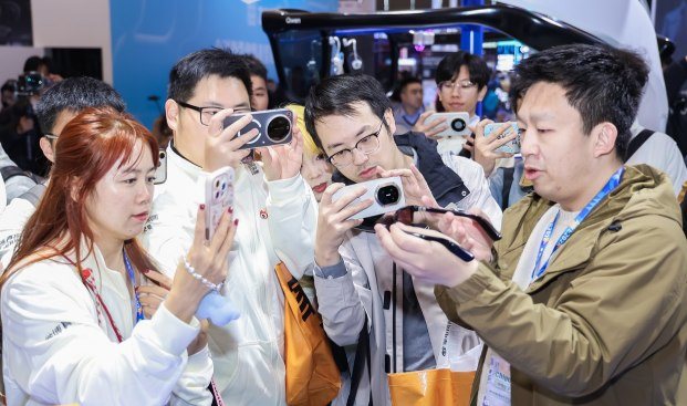 AI穿戴设备杀疯了!戒指测心率、眼镜当翻译,谁在争抢用户手腕手指? 第3张 AI穿戴设备杀疯了!戒指测心率、眼镜当翻译,谁在争抢用户手腕手指? 第3张