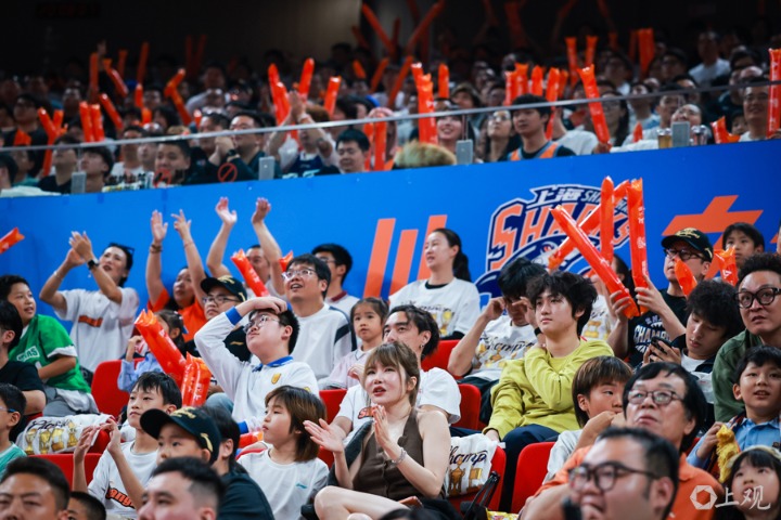 【动力图】冠军旗帜升起，上海男篮新赛季首战告捷 第17张