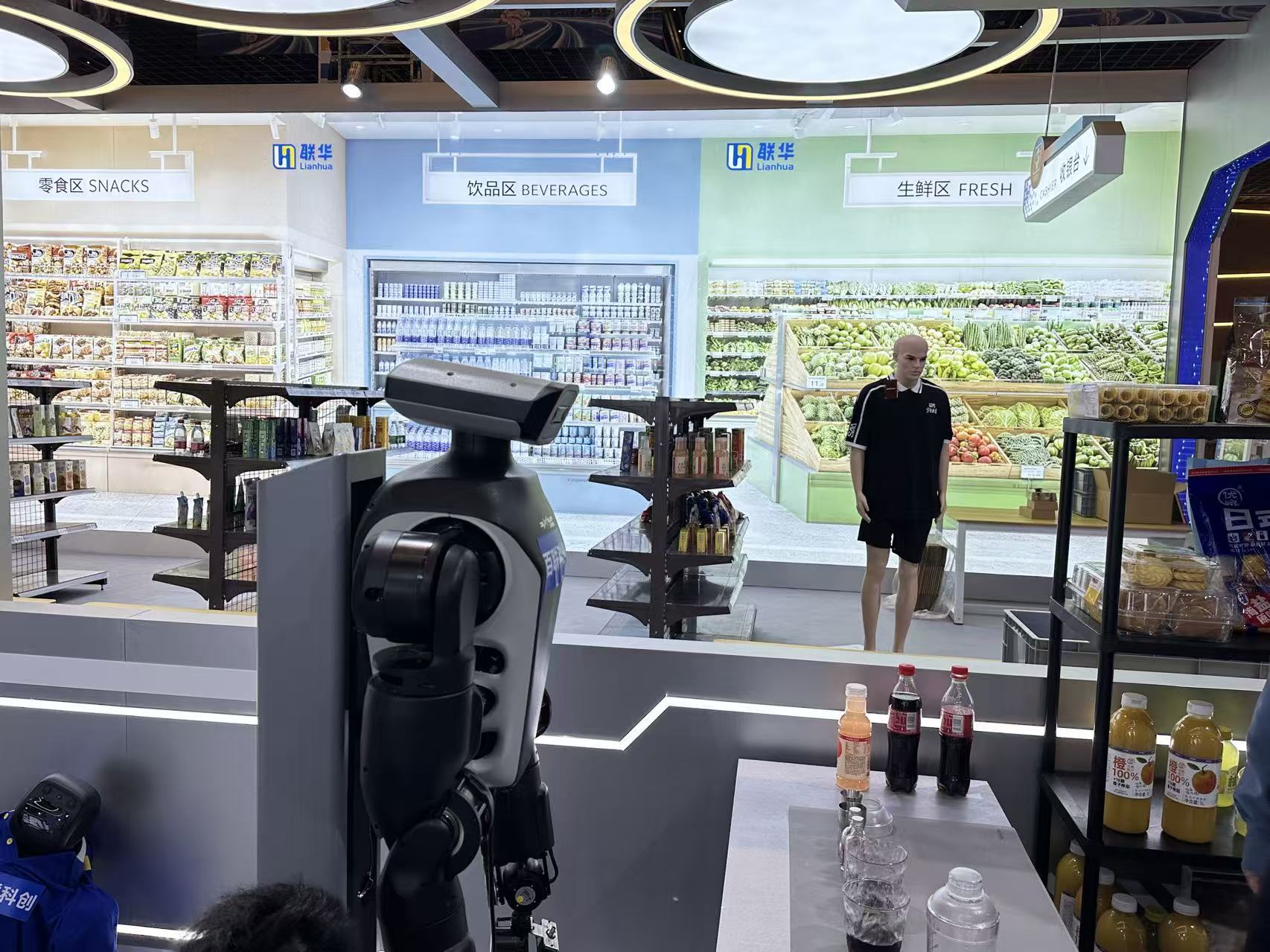 千台机器人上海实景竞技 具身智能加速走向产线 | 直击2026GDPS 第2张 千台机器人上海实景竞技 具身智能加速走向产线 | 直击2026GDPS 第2张